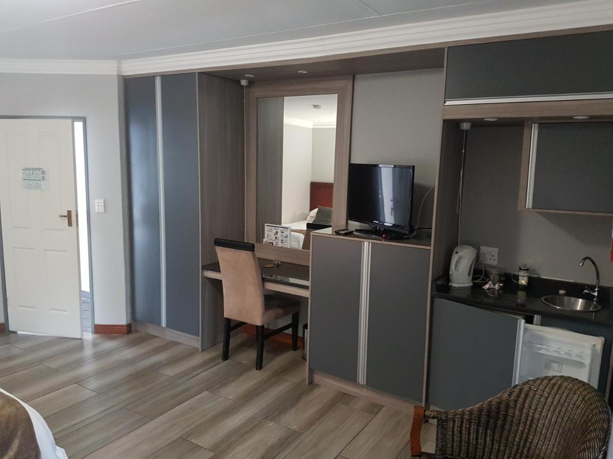 Cornerstone Guest Lodge Претория Екстериор снимка