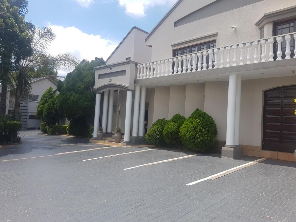 Cornerstone Guest Lodge Претория Екстериор снимка